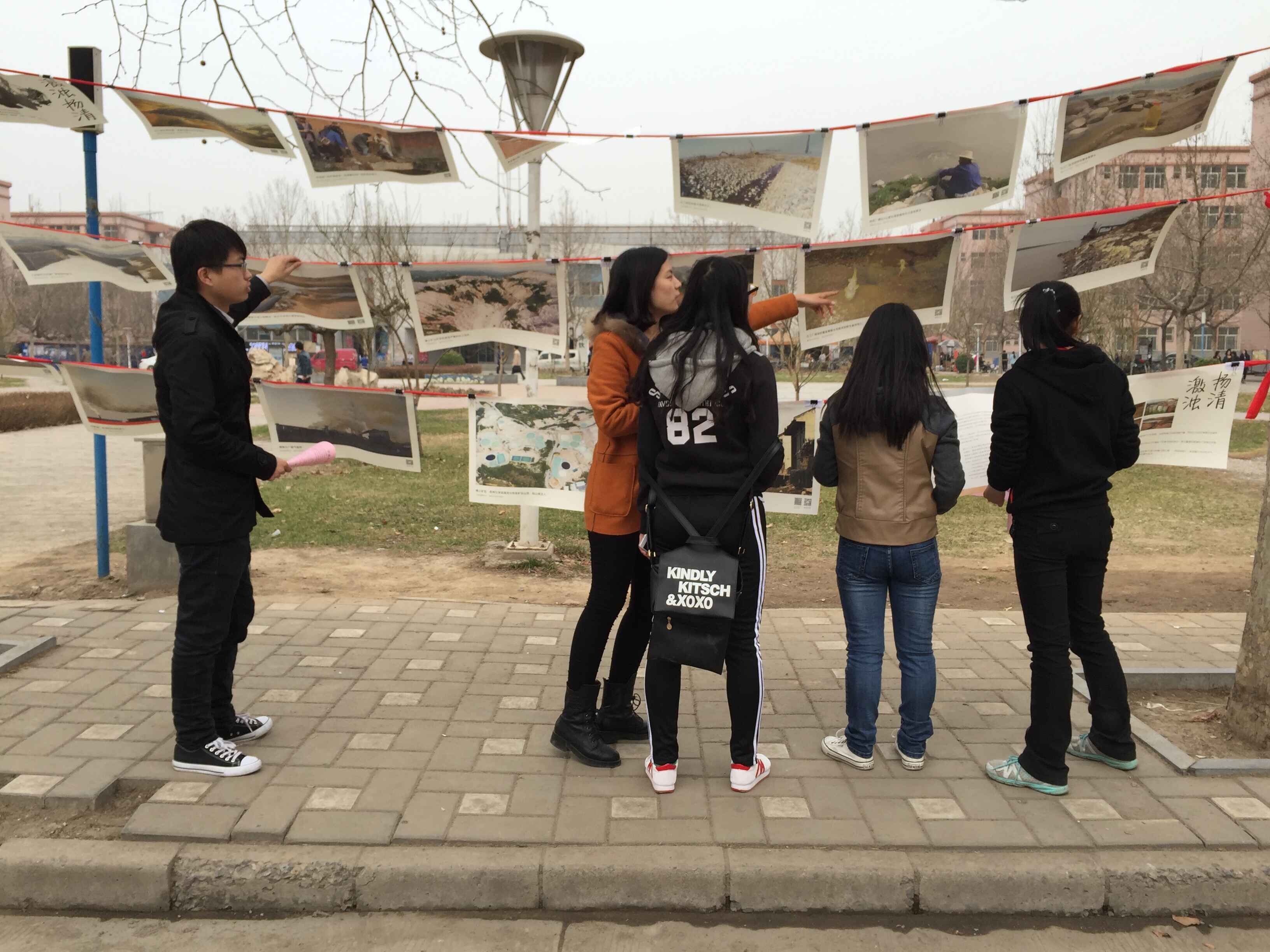 BB贝博艾弗森官方网站研究生会成员为同学们讲解图片展.jpg BB贝博艾弗森官方网站研究生会成员为同学们讲解图片展.jpg